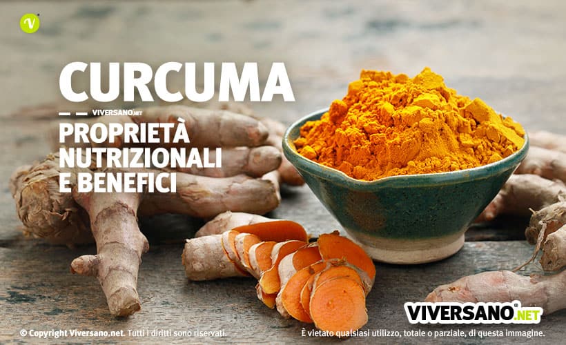 Curcuma in polvere e fresca tagliata a fette sopra un tavolo