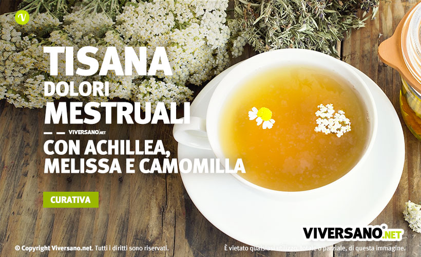 Immagine di tisana in un bicchiere con sfondo di achillea e camomilla