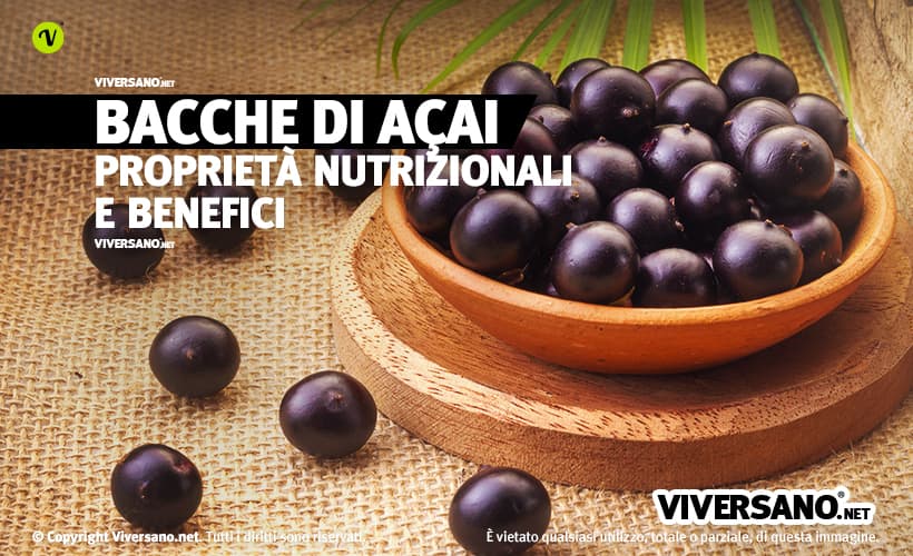 Bacche di acai sfuse sopra un tavolo