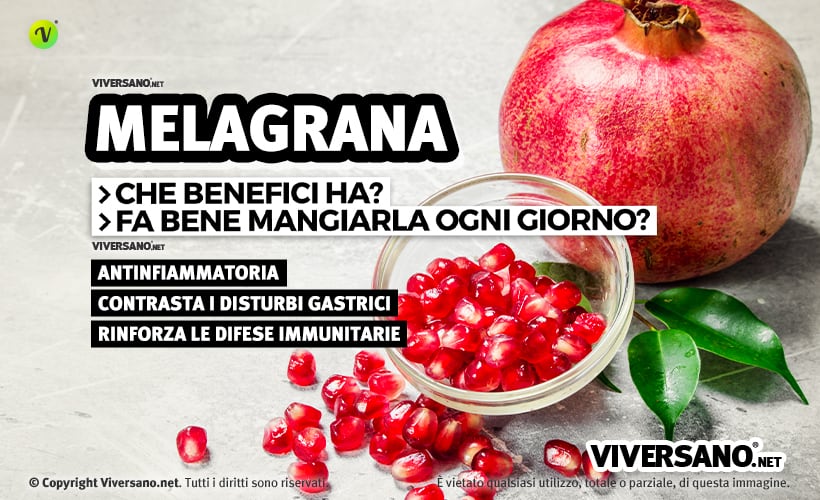 Melograno e chicchi sfusi in una ciotola