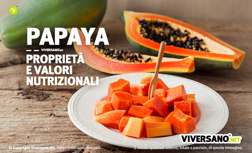 Immagine di una papaya tagliata a pezzi e posta su un piatto