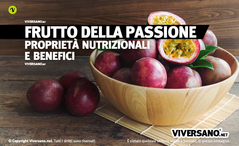 Frutti della passione interi e a fette sopra un tavolo