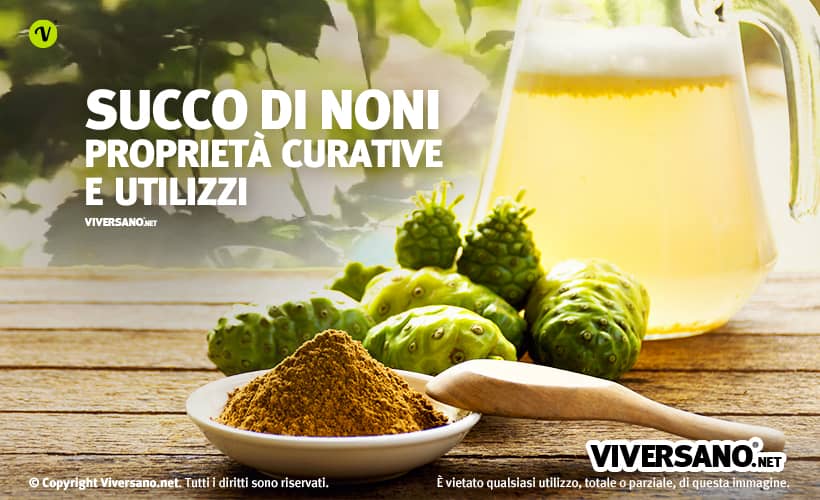Succo di noni e frutto di noni sopra un tavolo
