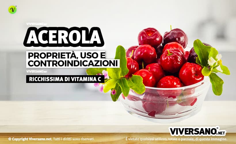 Ciliegie di acerola sfuse in un vasetto di vetro