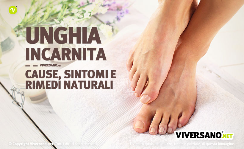 Piedi di donna ben curati sopra un asciugamano