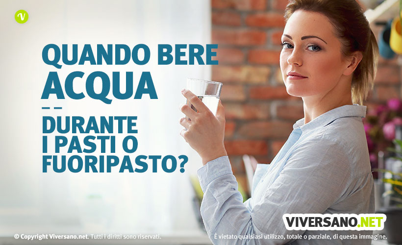 Donna con bicchiere di acqua in mano