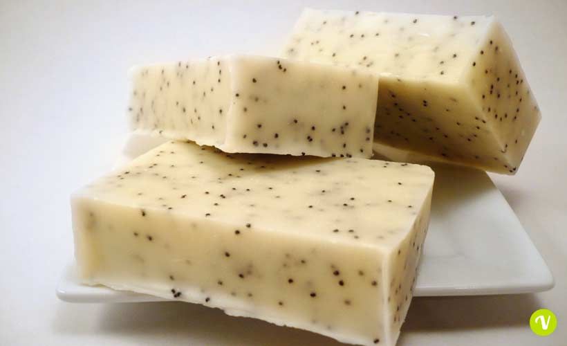 Immagine di sapone ai semi di papavero per fare lo scrub