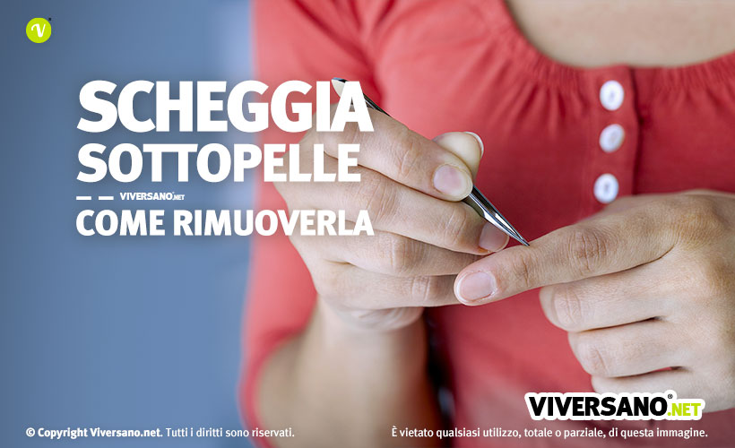 Donna che estrae una scheggia dal dito