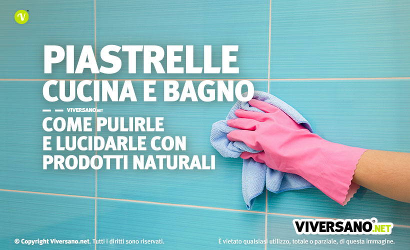 Immagine di persona che pulisce le piastrelle del bagno con un panno