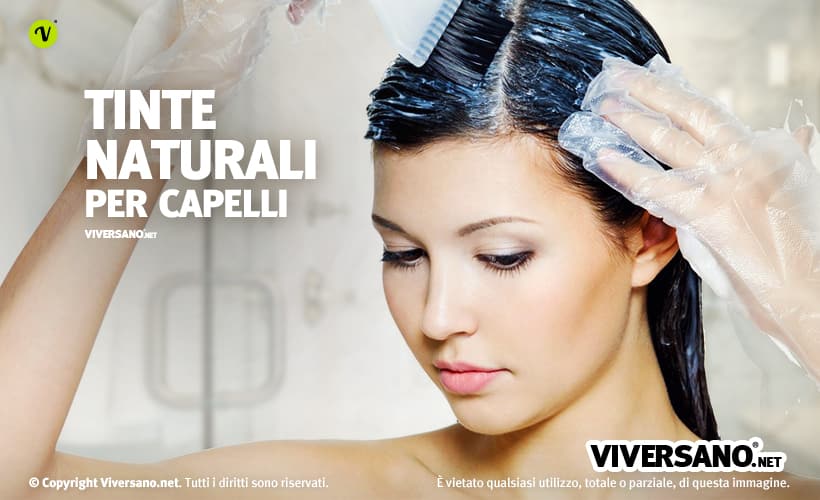 Donna che utilizza una tinta per capelli naturale