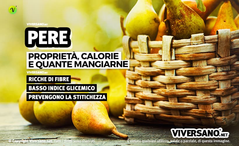 Pere sul tavolo con cesto pieno di pere