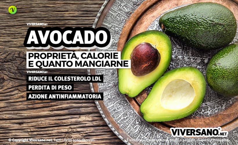 Avocado tagliato a metà e posizionato sopra un piatto