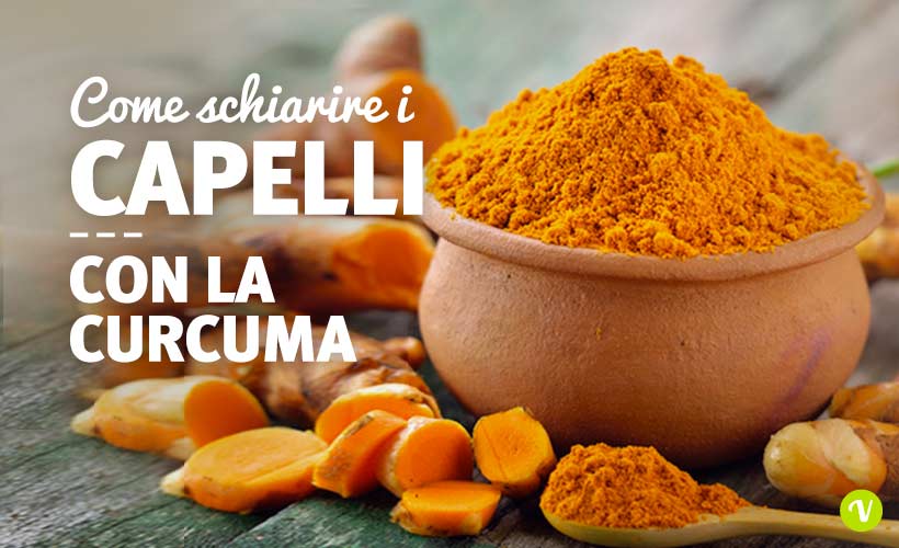 Immagine di curcuma in polvere dentro un contenitore di coccio