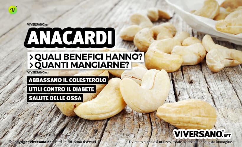 Anacardi sfusi sopra un tavolo