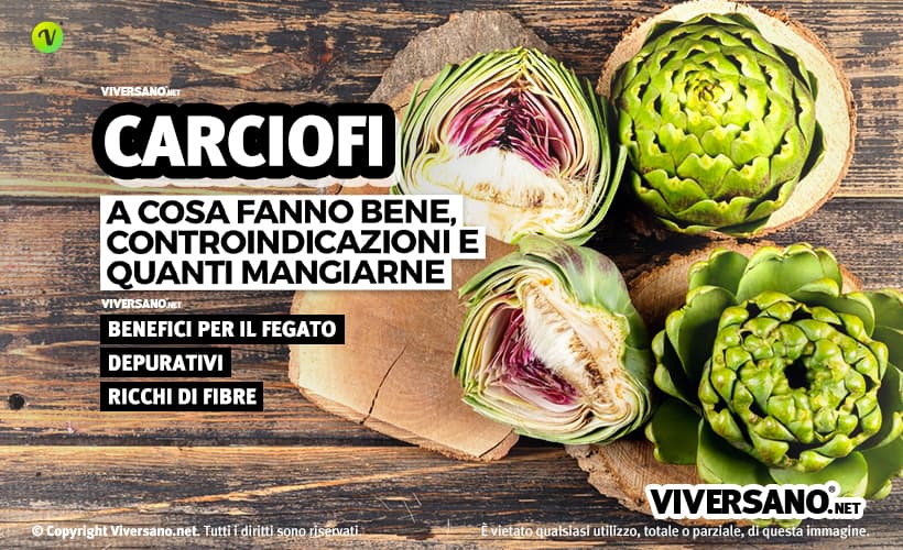 Carciofi tagliati sopra un tagliere