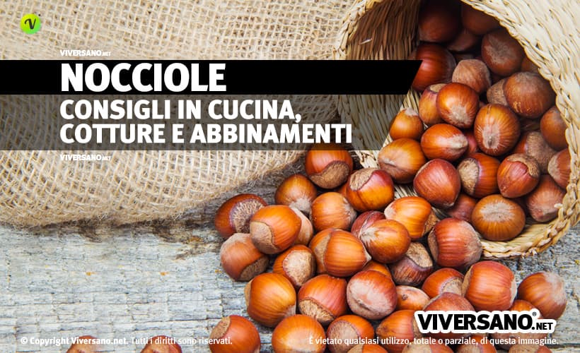 Nocciole con il guscio sfuse sopra un tavolo