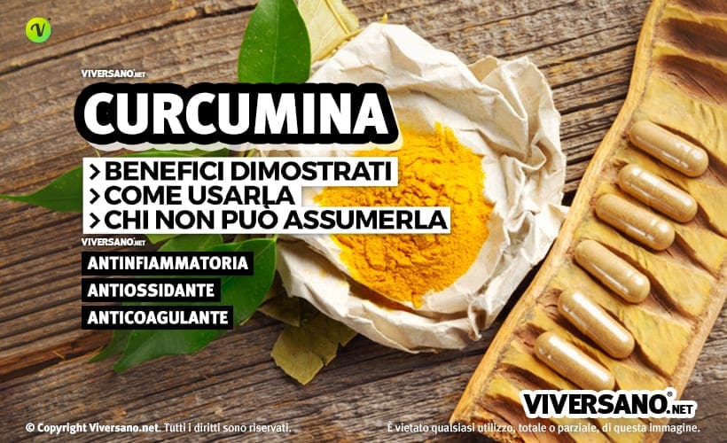 Immagine con integratori e polvere di curcuma