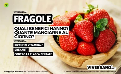 Fragole sfuse in un cestino di legno