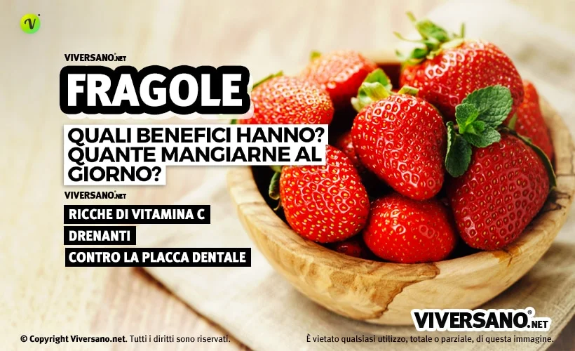 Fragole sfuse in un cestino di legno