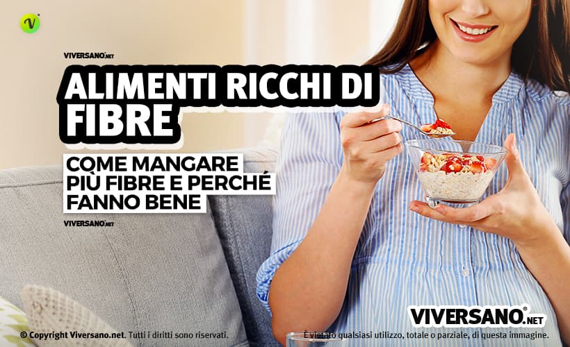 Donna che mangia cibi ricchi di fibre