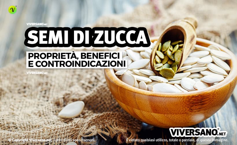 Semi di zucca sfusi in un contenitore