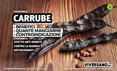 Bacche di carruba sopra un tavolo