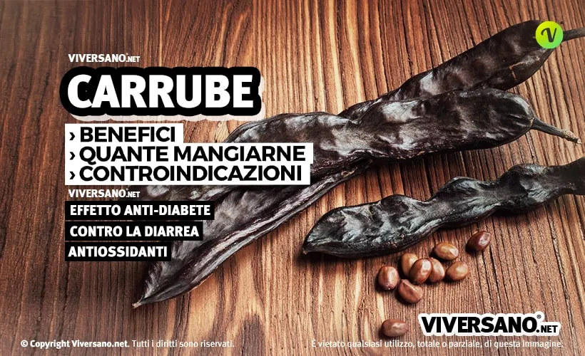 Bacche di carruba sopra un tavolo