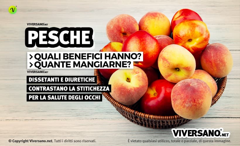 Pesche miste sfuse in un cesto di legno