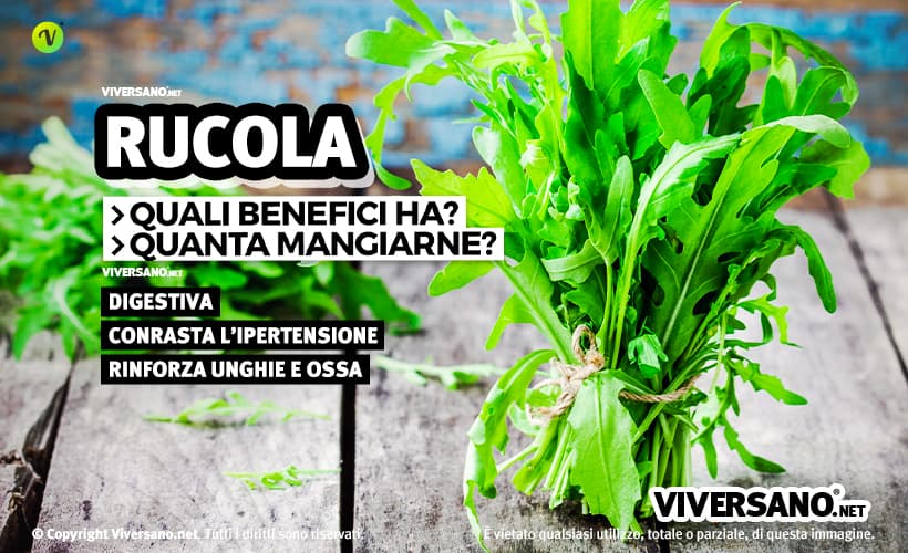 Mazzetto di rucola sfusa sopra un tavolo di legno