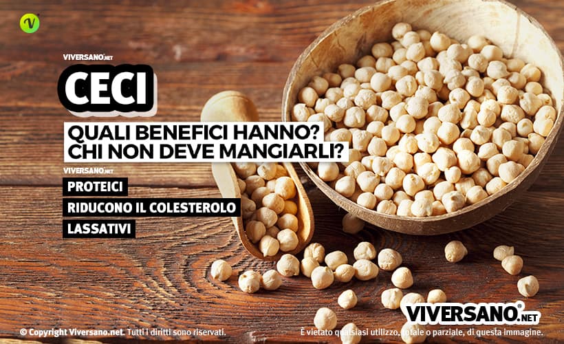 Ceci secchi sparsi sopra un tavolo