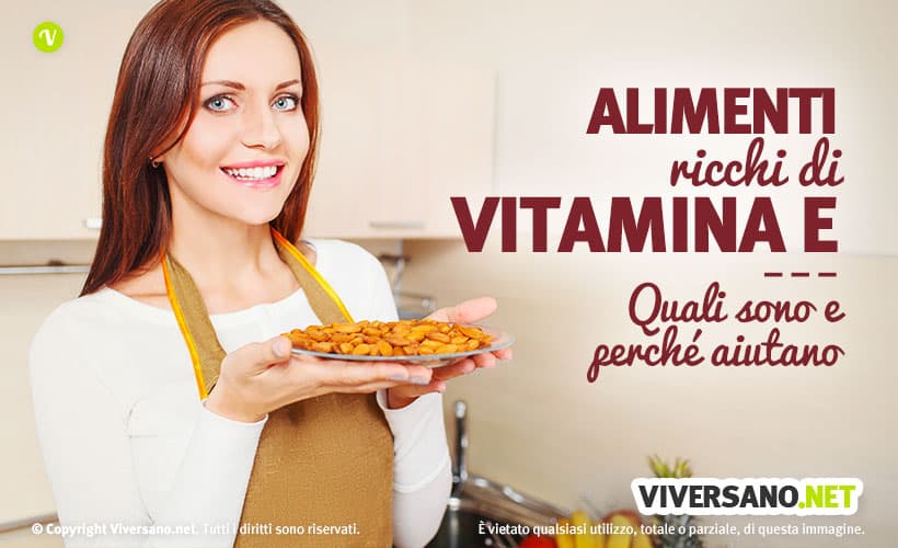 Donna con piatto di mandorle sfuse, ricche di vitamina E
