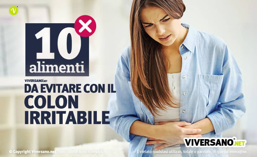 Donna con dolore alla pancia causato dal colon irritabile