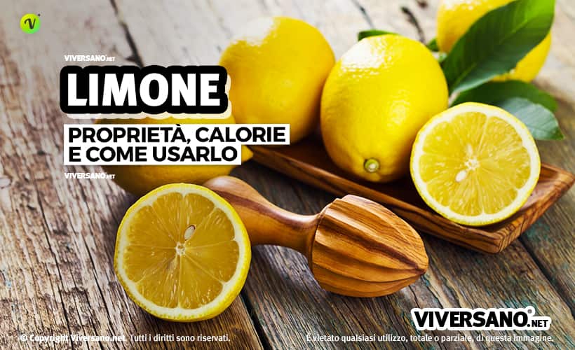 Limoni interi e tagliati a metà sopra un tavolo