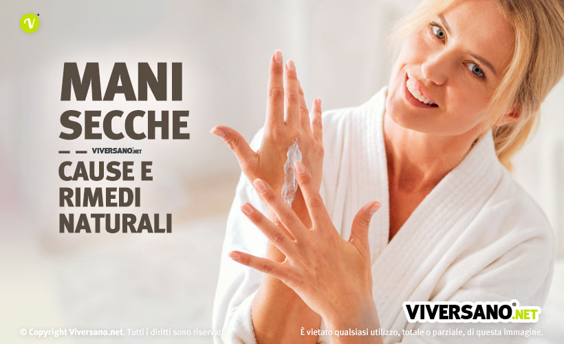 Donna che si spalma una crema per mani secche e screpolate
