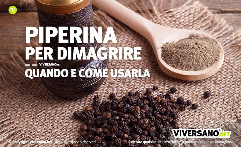 Pepe nero in grani e in polvere sopra un tavolo