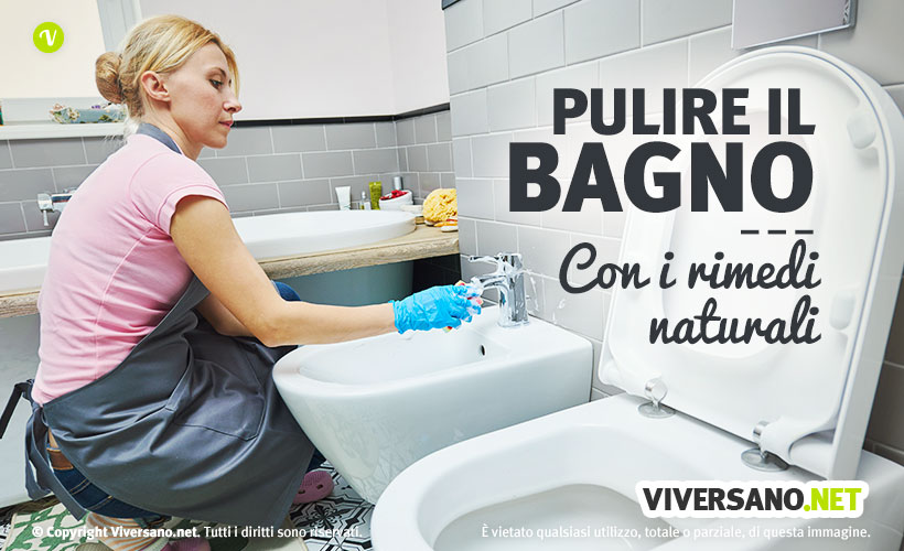 Donna che pulisce il bagno con metodi naturali