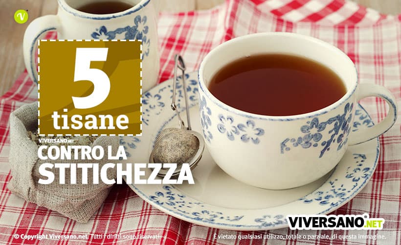 Tazza piena di tisana con effetto lassativo