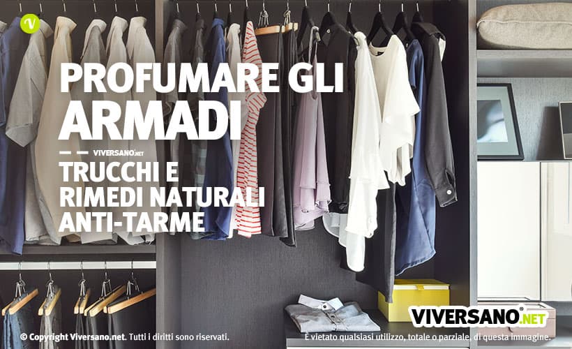 Armadio pulito e ordinato con vestiti appesi