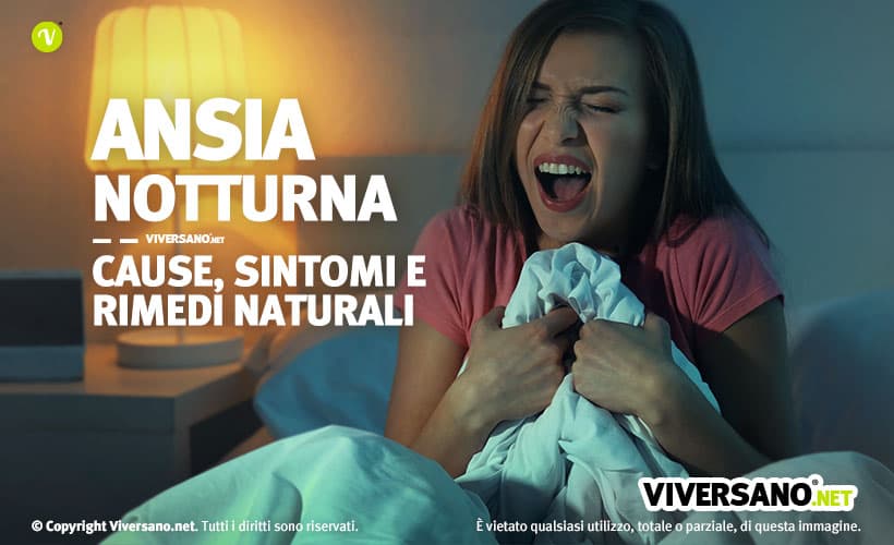 Donna che si sveglia a causa di attacchi di panico notturni