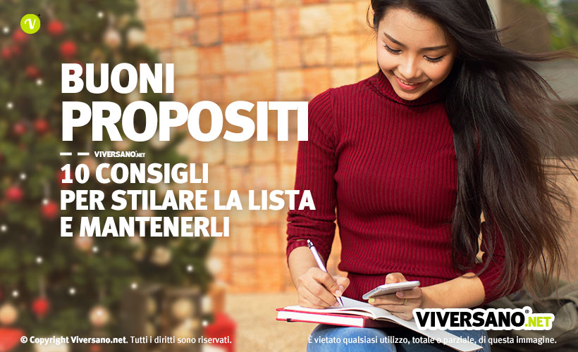 Donna che compila la lista dei buoni propositi per il nuovo anno