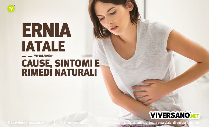 Donna con dolori allo stomaco causati dall'ernia iatale