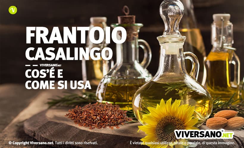 Bottiglie di olio di semi fatto in casa con un mini frantoio