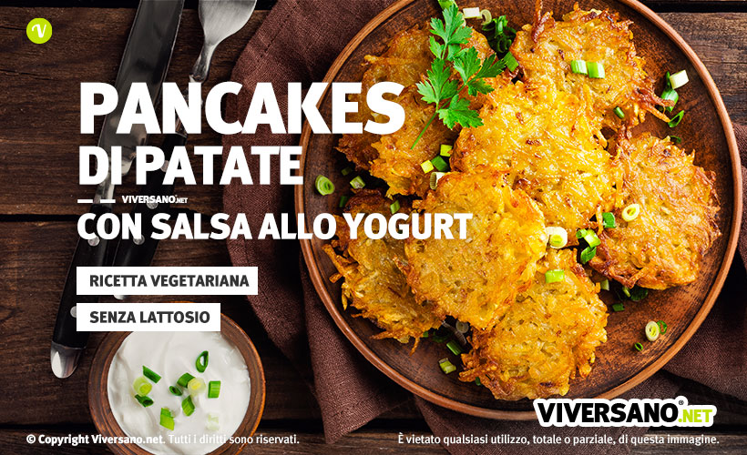 Frittatine o pancakes alle patate in un piatto