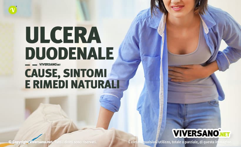 Donna con dolore alla pancia causato da ulcera duodenale