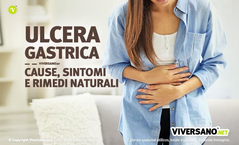 Donna che sente dolore allo stomaco a causa dell'ulcera gastrica