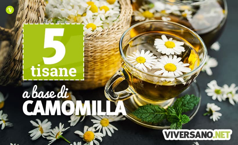 Immagine di tazza piena di tisana e camomilla sullo sfondo