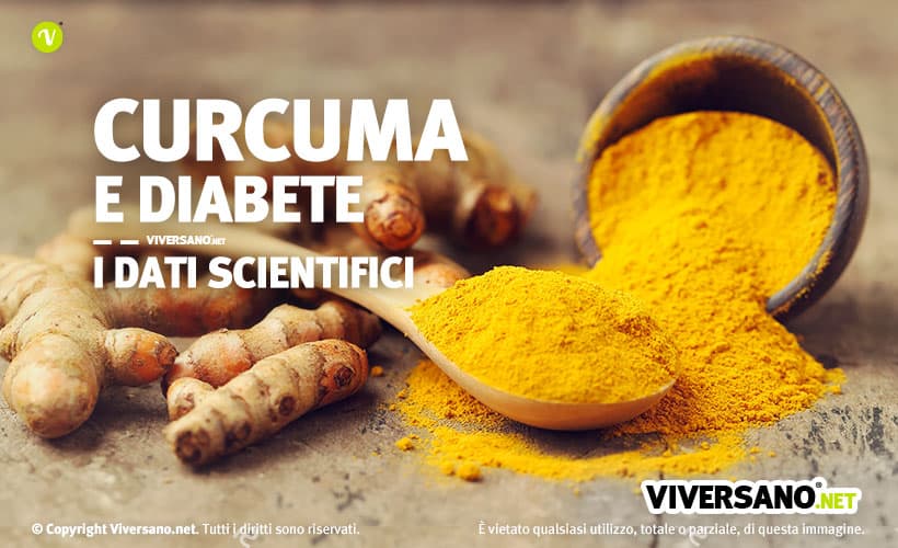 Immagine di curcuma in polvere posizionata sopra un tavolo e un cucchiaio di legno