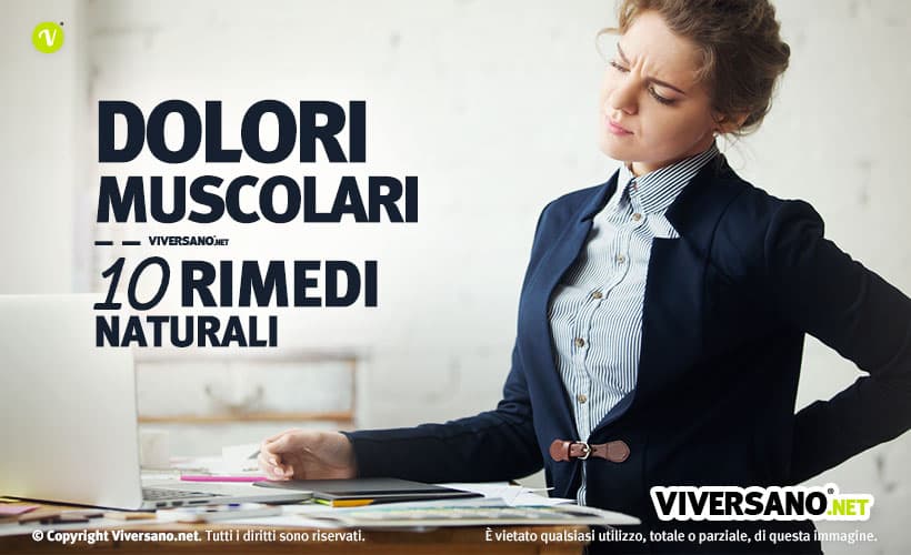 Donna con mal di schiena seduta alla scrivania