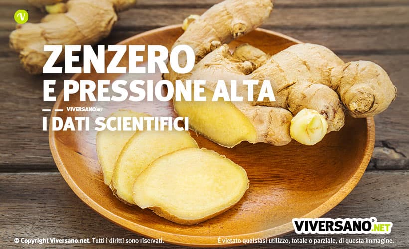 Zenzero tagliato a fette sopra una ciotola di legno