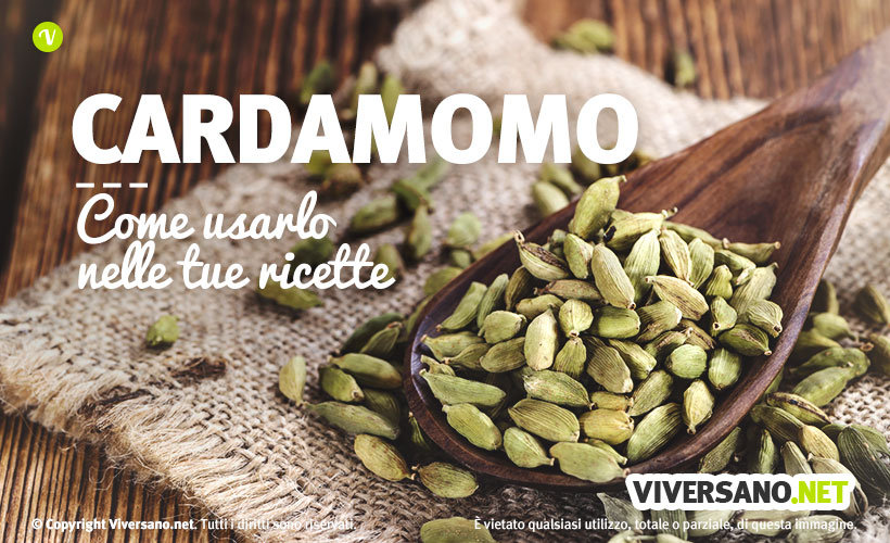 Immagine di semi di cardamomo posti sopra un cucchiaio di legno